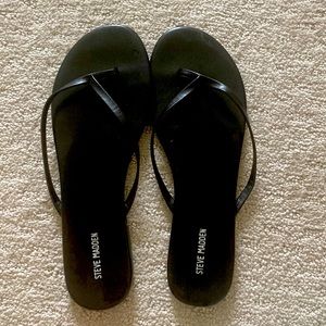 Steve Madden black flip flops.